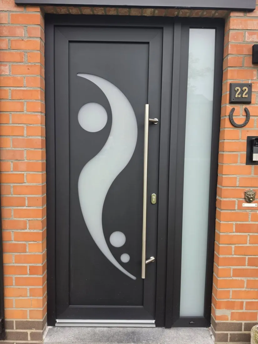 Porte d’entrée contemporaine avec vitrage latéral, réalisation Vertessen